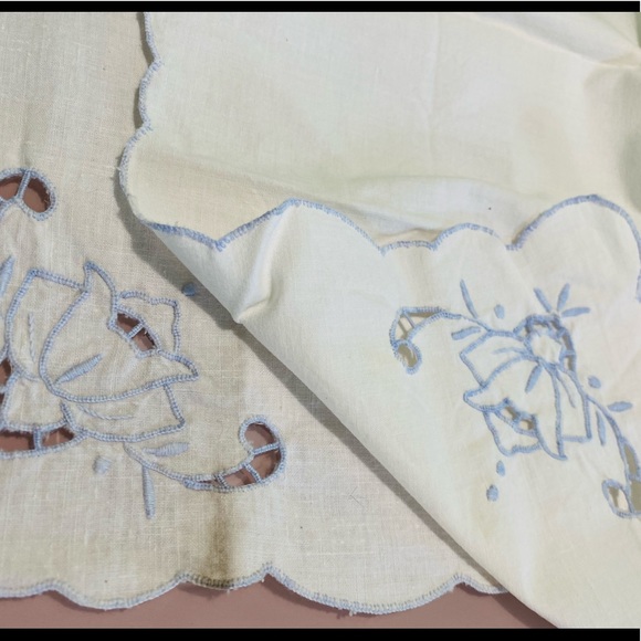 8 Vintage Linen White Napkins w/ Floral Cutouts - Picture 10 of 16
